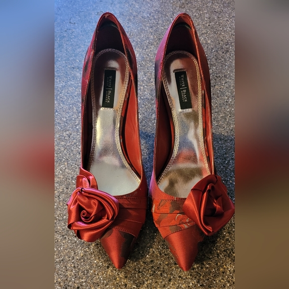 $160 Women's White House Black Market Red Floral Rose Adorned Heels Size 8M EUC! - Picture 10 of 10